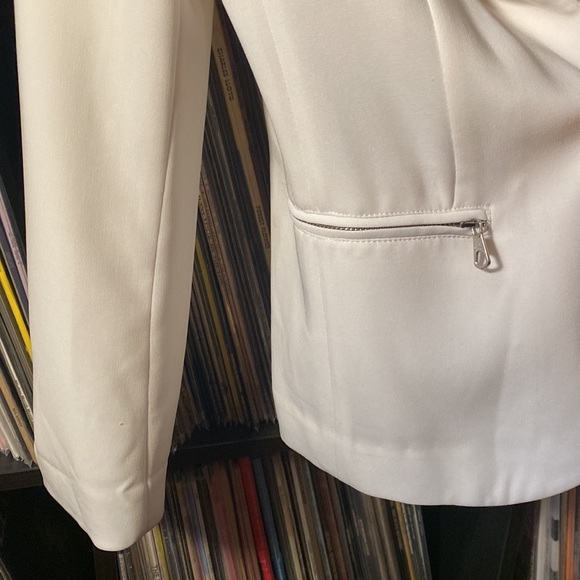 rag & bone size 2 white blazer with zippered pockets and zippered sleeves. - Picture 5 of 6